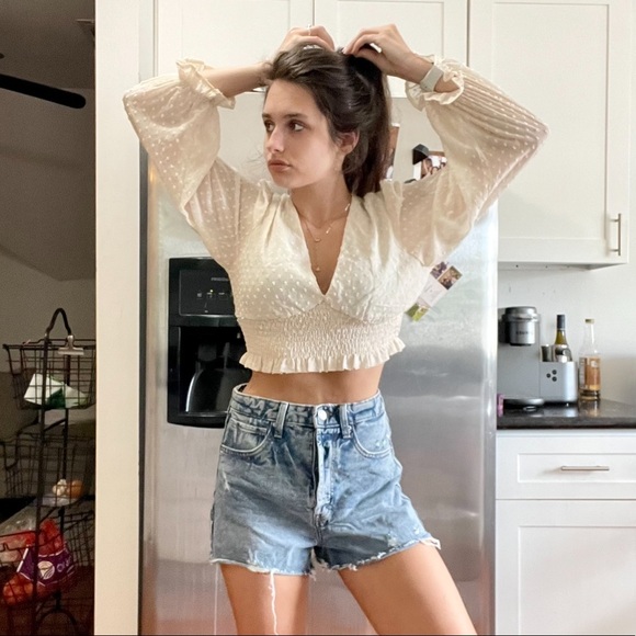 Cream Bell-Sleeved V-Neck Crop Top-Size Medium - Picture 6 of 7